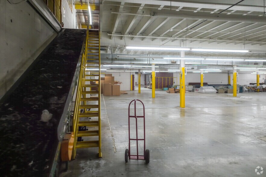 More Photos Of 100 E Newberry Ave, Liberty Manufacturing For Lease