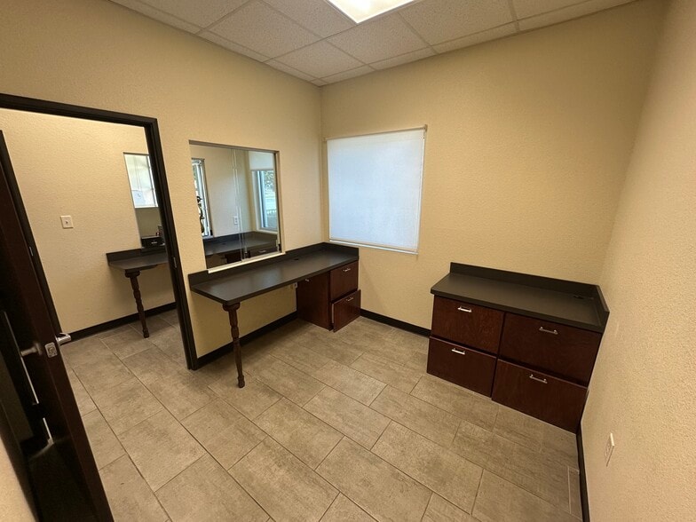 More Photos Of 2535 Charlotte St, Denton Medical For Lease