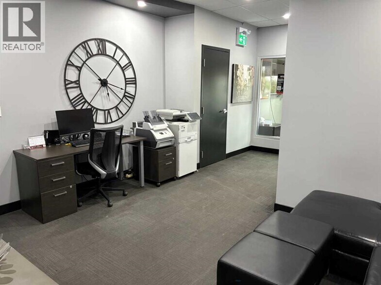 More Photos Of 264 Midpark Way SE, Calgary Office For Lease