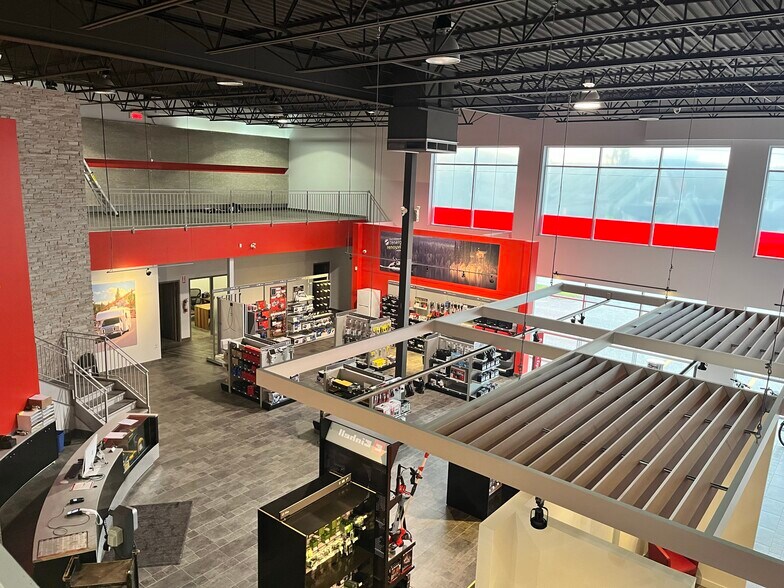 More Photos Of 4203 Rue King O, Sherbrooke Freestanding For Lease