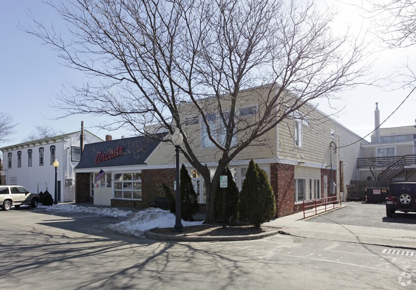 More Photos Of 14 Front St, Greenport Freestanding For Lease