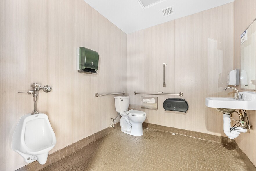 More Photos Of 2229 E State St, Salem Drugstore For Sale