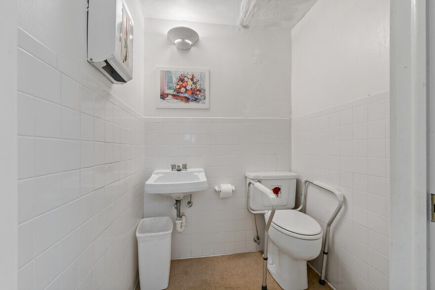 More Photos Of 3709 W Hamilton Ave, Tampa Medical For Sale