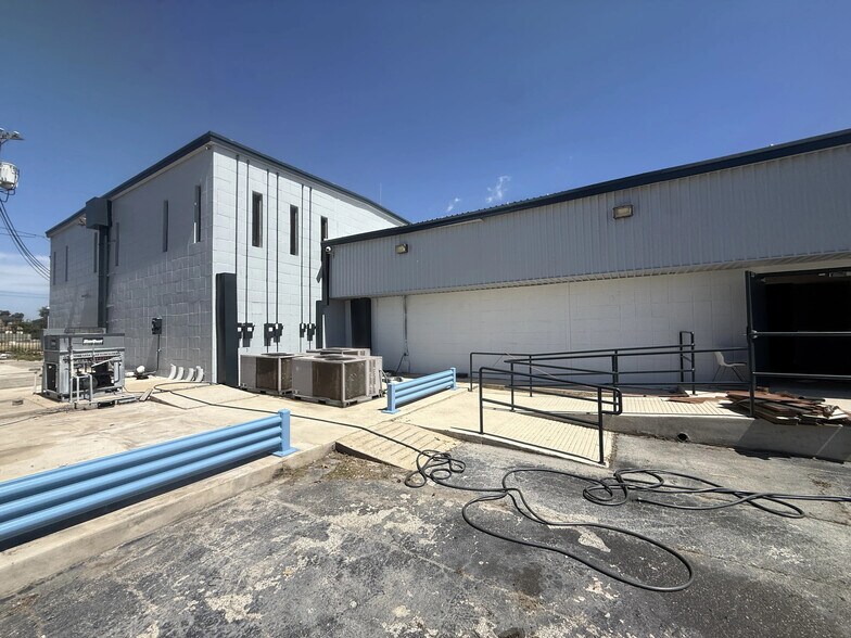 More Photos Of 911 N Frio St, San Antonio Manufacturing For Lease