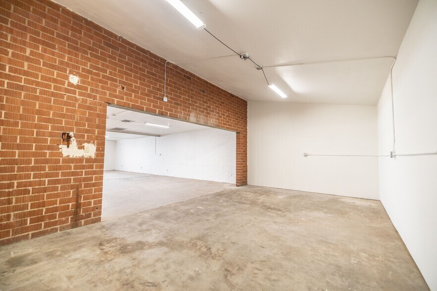 More Photos Of 2423 W Campbell Ave, Phoenix Warehouse For Lease