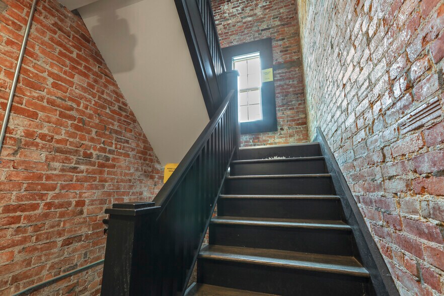 More Photos Of 1386 E Main St, Columbus Office For Lease