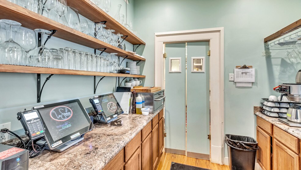 More Photos Of 119 E 37th St, Savannah Restaurant For Sale