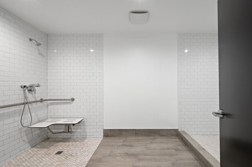 More Photos Of 800 E Dyer Rd, Santa Ana Showroom For Lease