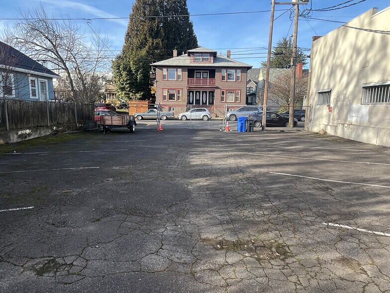 More Photos Of 535 NE 28th Ave, Portland Showroom For Lease