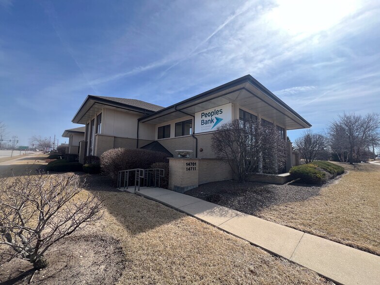 Primary Photo Of 14711 S Ravinia Ave, Orland Park General Retail For Sale