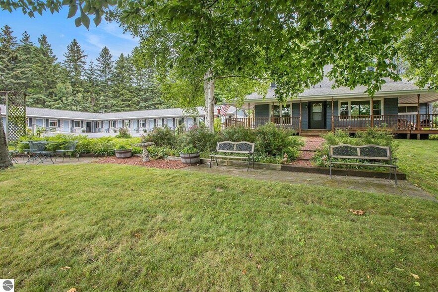 More Photos Of 519 Lake St, Frankfort Hotel For Sale