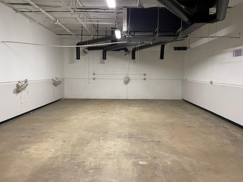 More Photos Of 3930-3940 Holly St, Denver Warehouse For Lease