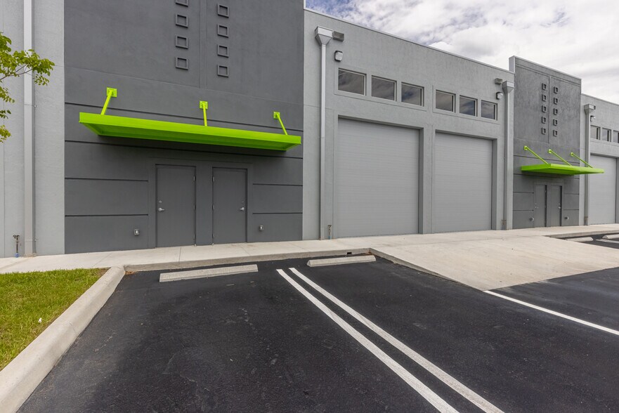 More Photos Of 861 NE Industrial Blvd, Jensen Beach Warehouse For Lease