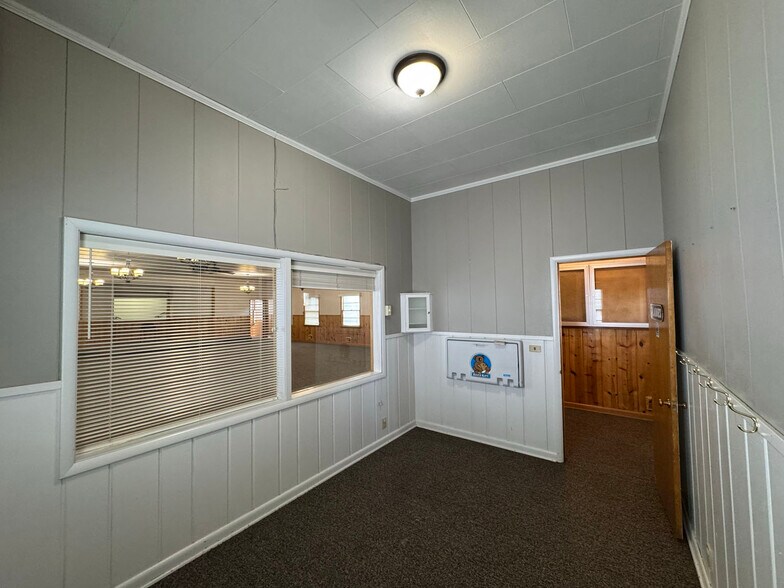 More Photos Of 402 S 7th St E, Riverton Flex For Sale