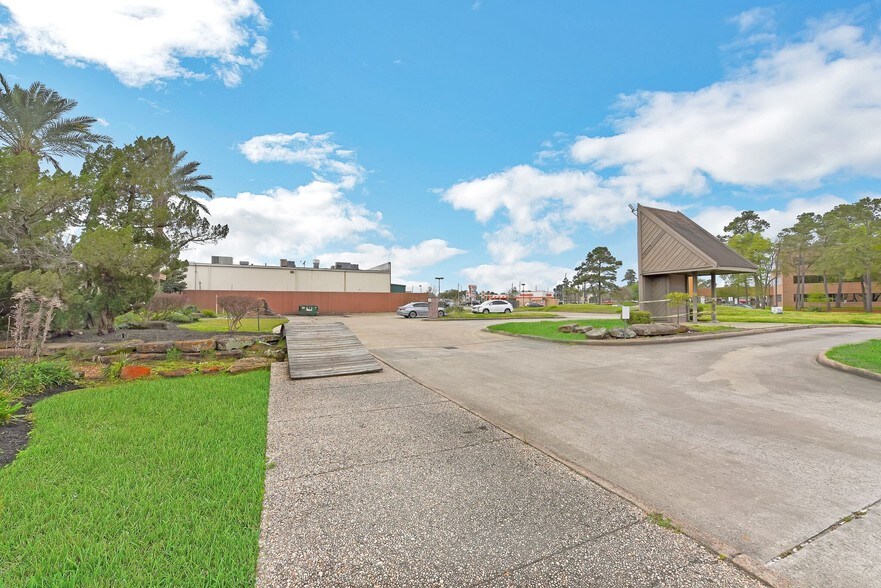 More Photos Of 19111 Walden Forest Dr, Atascocita Medical For Sale
