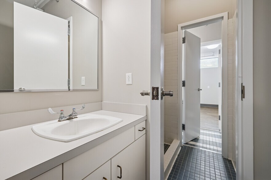 More Photos Of 1832 Memorial Dr, Clarksville Medical For Lease