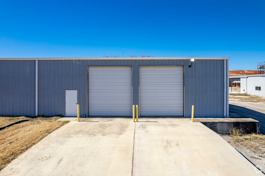 More Photos Of 205 E Dailey St, Kenedy Warehouse For Sale
