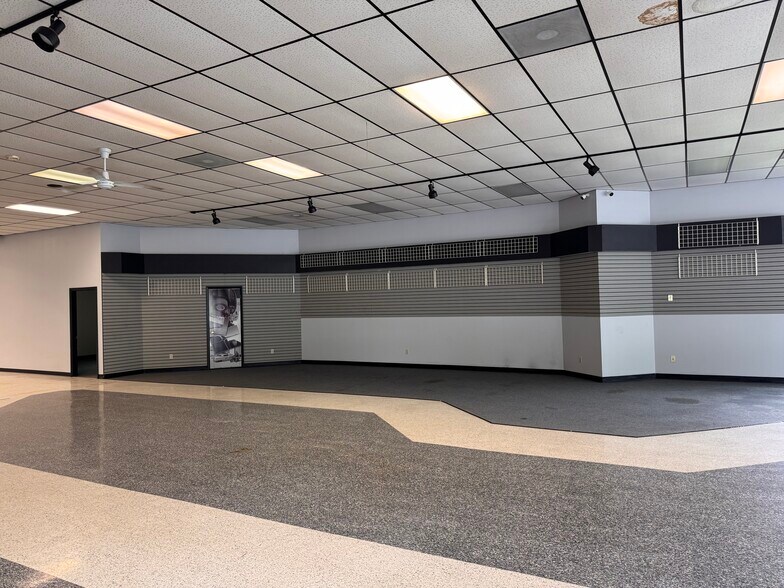 More Photos Of 2013 General Potter Hwy, Centre Hall Showroom For Sale