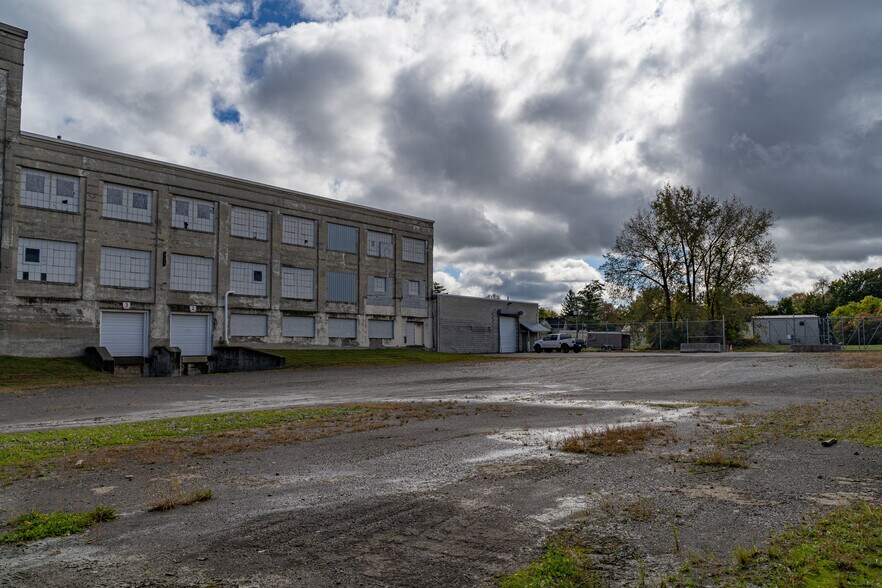 More Photos Of 1575 Lake St, Elmira Manufacturing For Lease