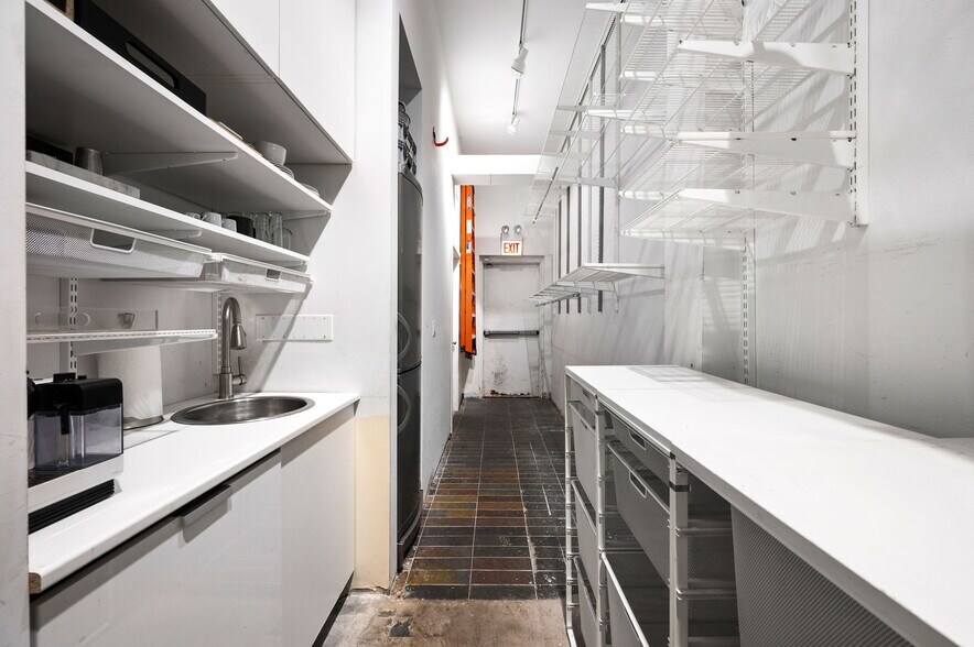 More Photos Of 1751 W Division St, Chicago Storefront Retail Residential For Lease