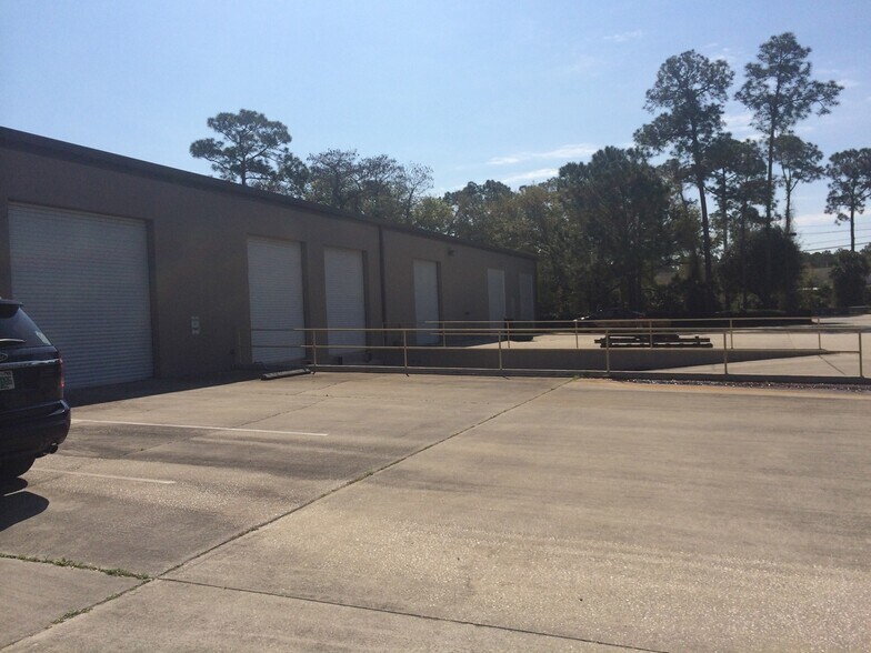 More Photos Of 700 Fentress Blvd, Daytona Beach Warehouse For Lease