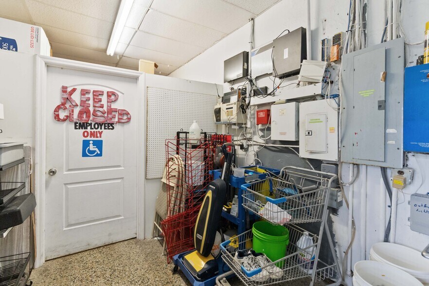 More Photos Of 8431-8433 E Colonial Dr, Orlando Service Station For Lease