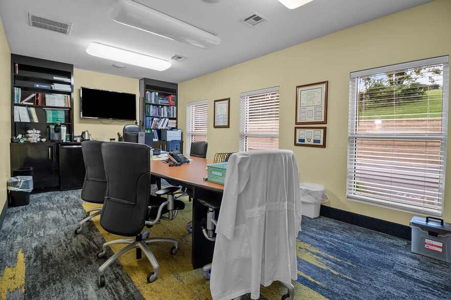 More Photos Of 803 Meyers Baker Rd, London Healthcare For Sale