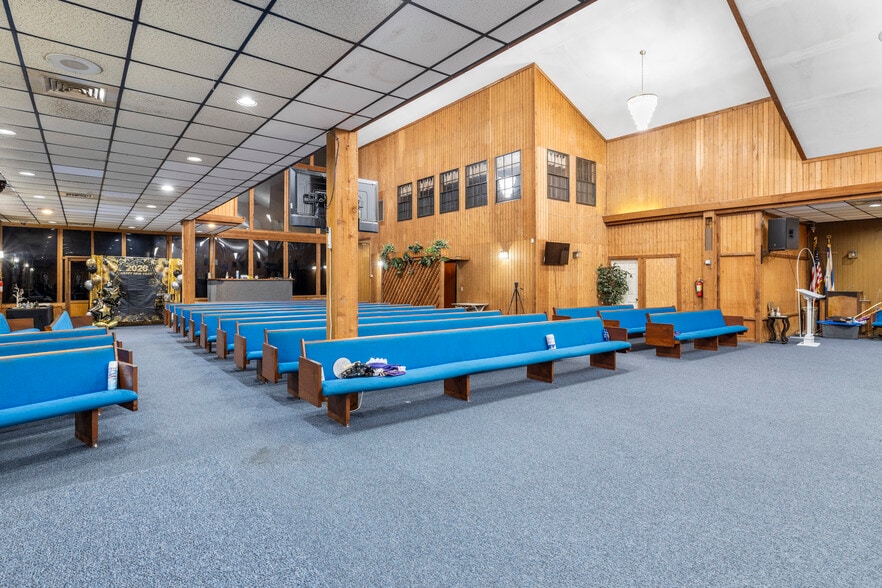 More Photos Of 10511 Main St, Thonotosassa Religious Facility For Sale
