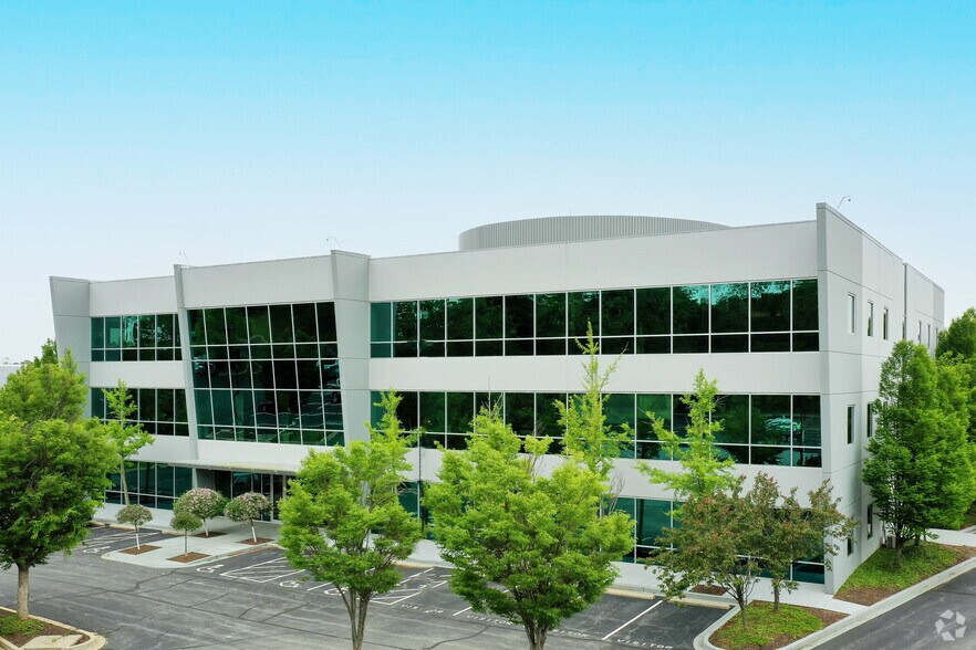 More Photos Of 2127 Innerbelt Business Center Dr, Overland Office For Lease