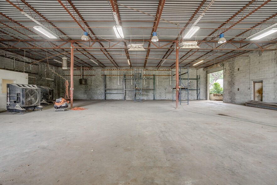 More Photos Of 3808 E 1st St, Fort Worth Light Manufacturing For Lease