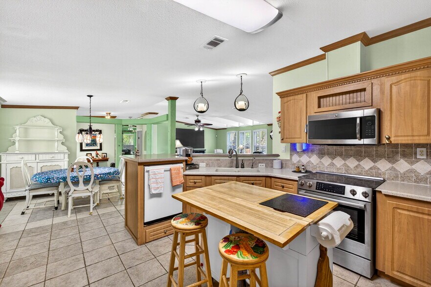 More Photos Of 3308 24th Ave SE, Ruskin Specialty For Sale