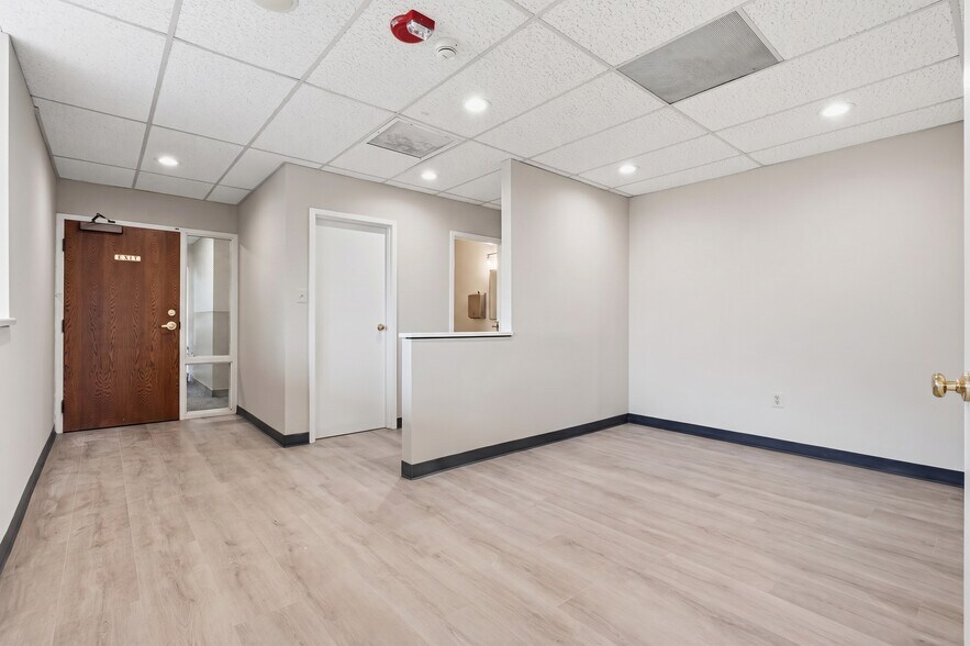 More Photos Of 124 Park St SE, Vienna Medical For Lease