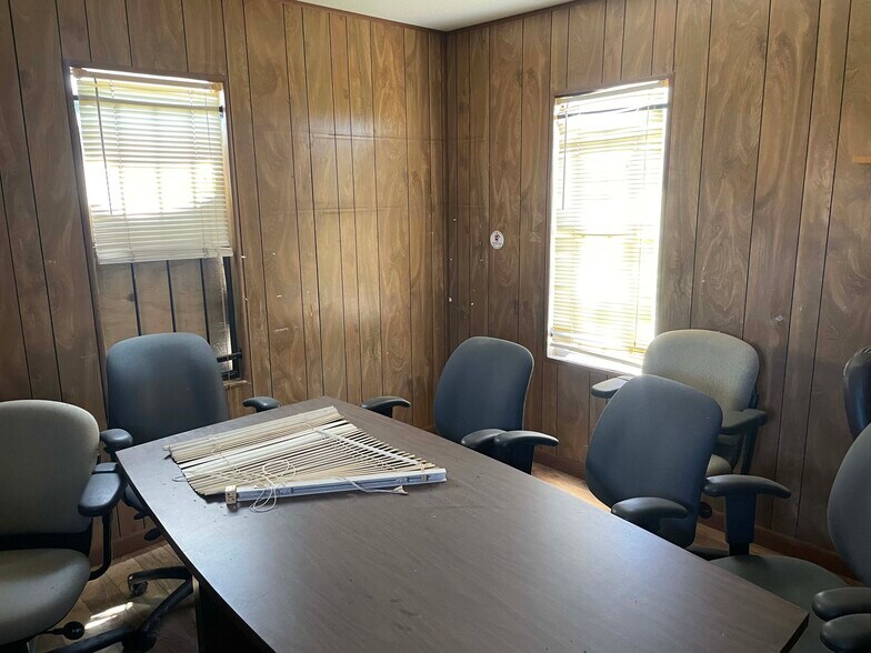 More Photos Of 16525 Highway 65 S, Damascus Warehouse For Sale
