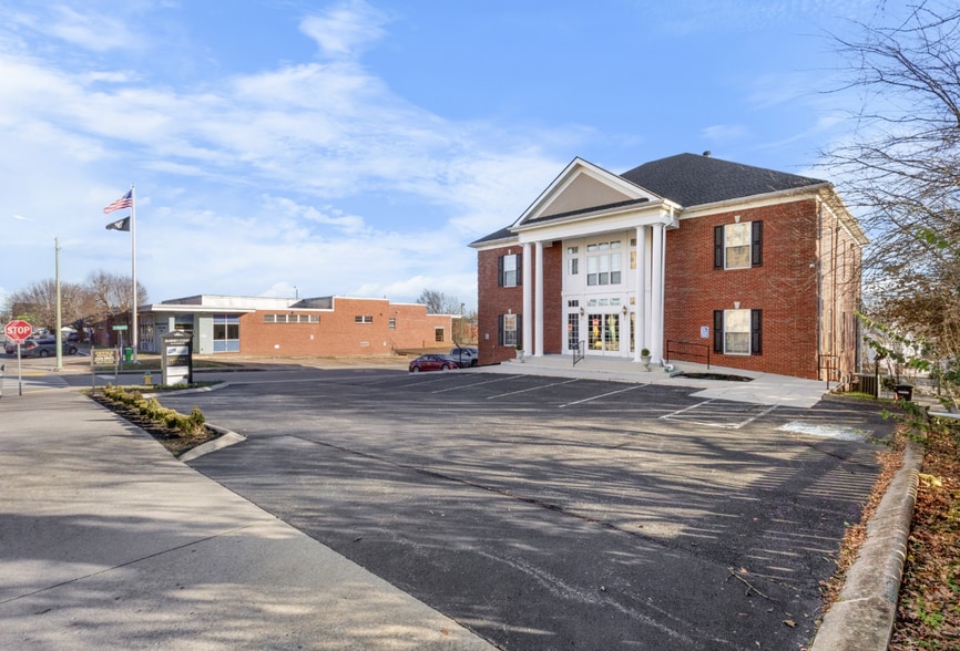 More Photos Of 212 Madison St, Clarksville Office For Lease