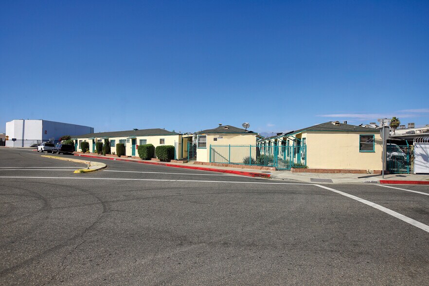 More Photos Of 4001 E 52nd St, Maywood Apartments For Sale