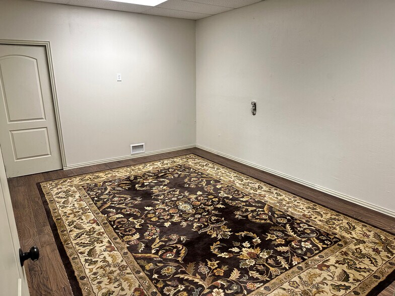 More Photos Of 122 Rose Ln, Frisco Warehouse For Lease