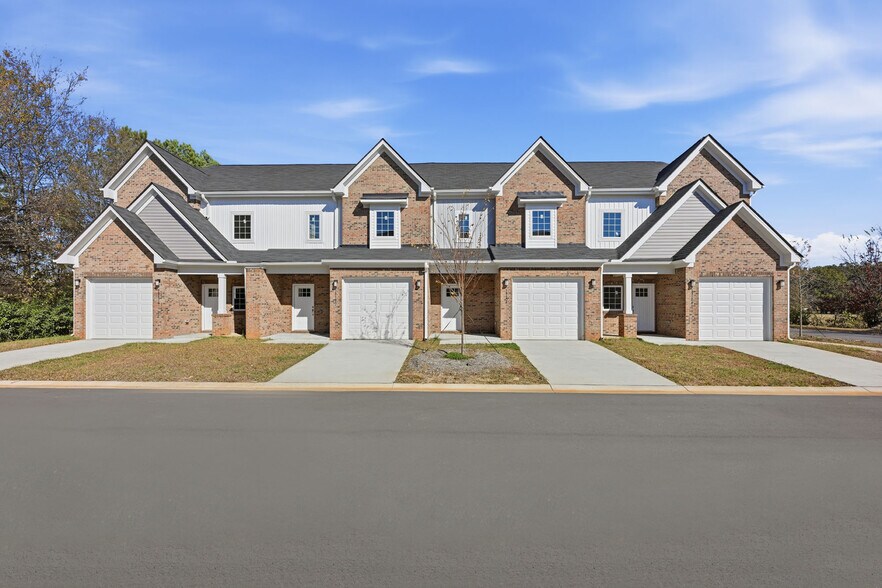 More Photos Of 13701 Erwin Rd, Charlotte Multifamily For Sale