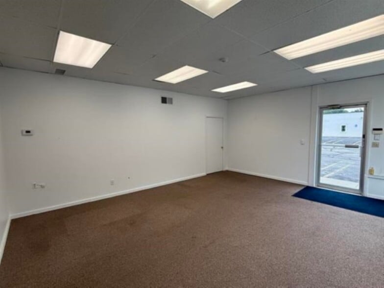 More Photos Of 2704-2710 N Saginaw St, Midland Freestanding For Sale