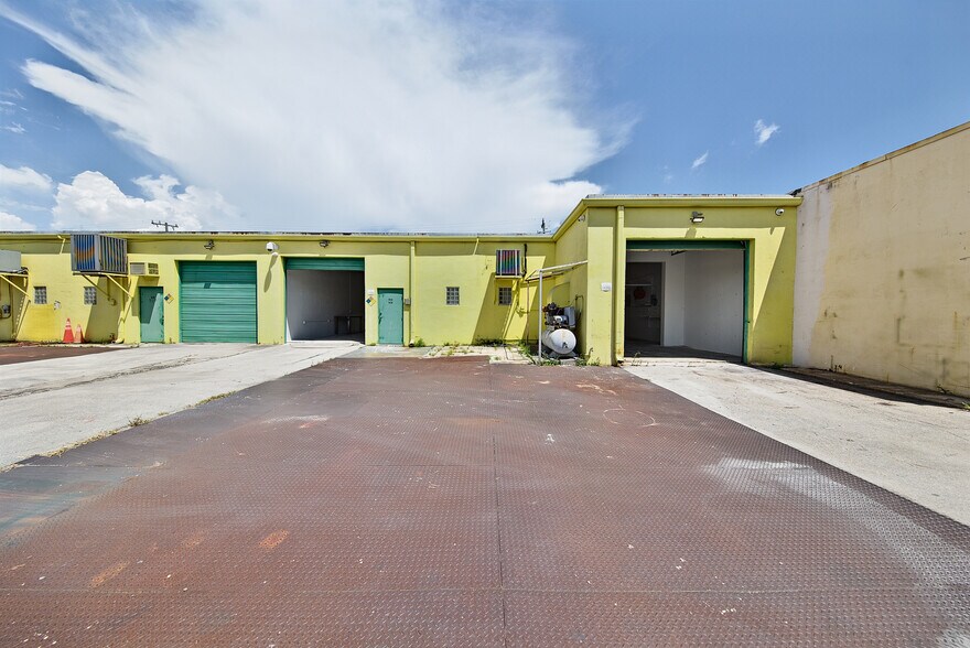 More Photos Of 900-950 NE 40th Ct, Oakland Park Warehouse For Lease