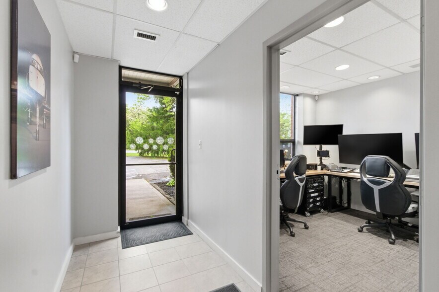 More Photos Of 7731 Traders Ln, Indianapolis Office For Sale