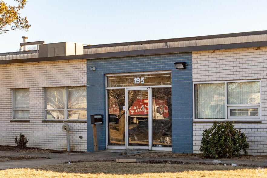 More Photos Of 195 Marine St, Farmingdale Warehouse For Lease