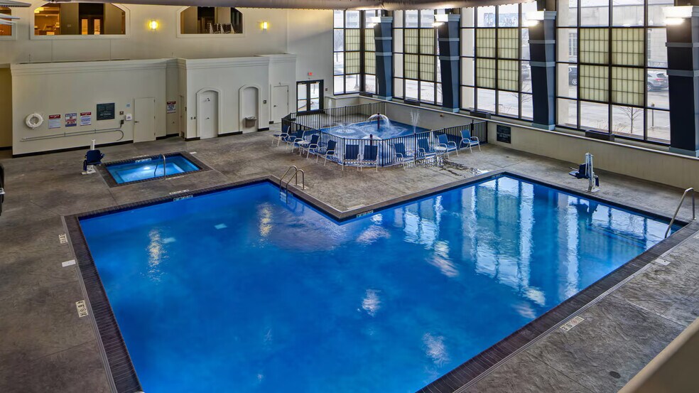 More Photos Of 500 Hamilton Blvd, Peoria Hotel For Sale