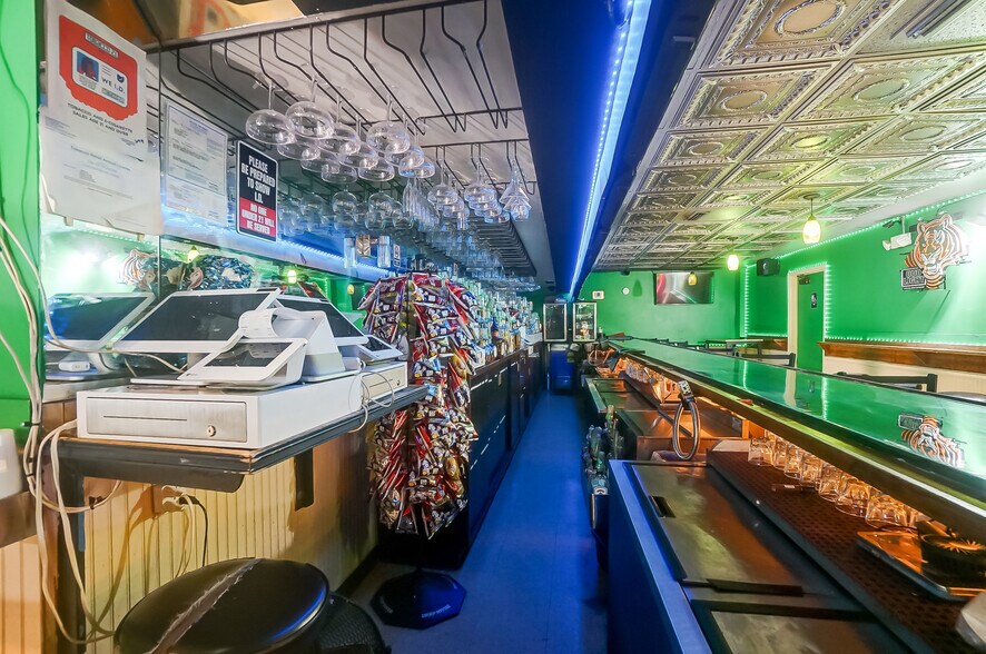 More Photos Of 7751 Reading Rd, Cincinnati Bar For Sale