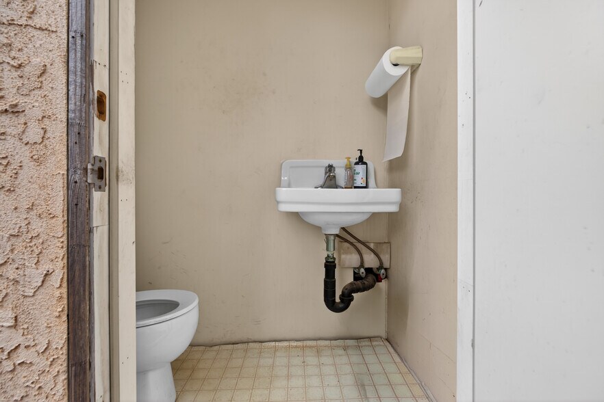 More Photos Of 4160 Verdugo Rd, Los Angeles Office For Sale