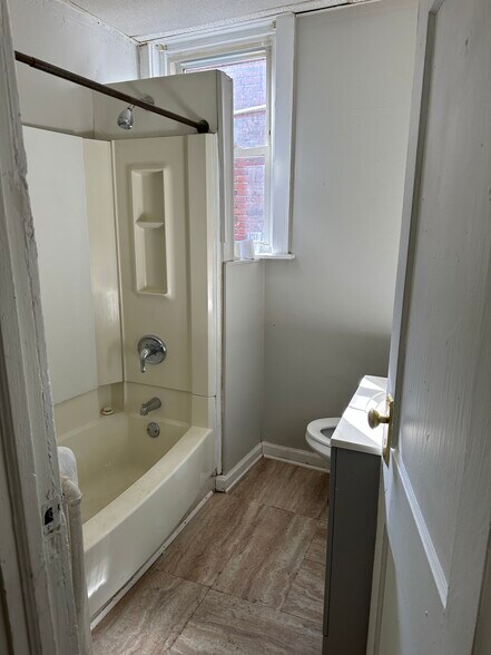 More Photos Of 1192 Yorkship Sq, Camden Storefront Retail Residential For Lease