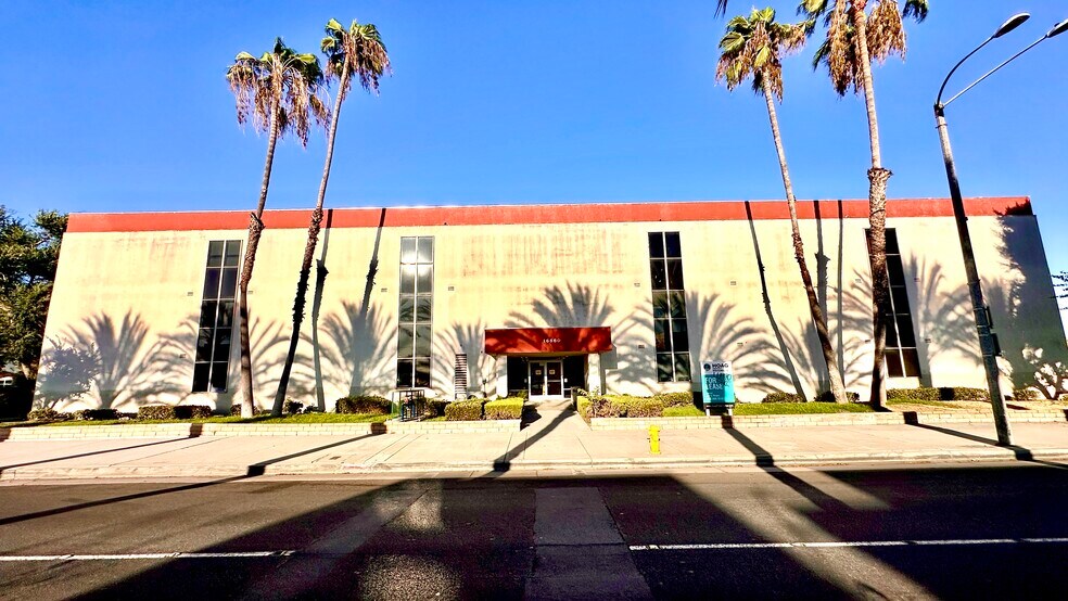 More Photos Of 16660 Paramount Blvd, Paramount Medical For Lease