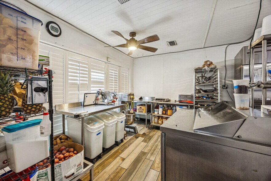 More Photos Of 218 Ash St, Fernandina Beach Freestanding For Sale
