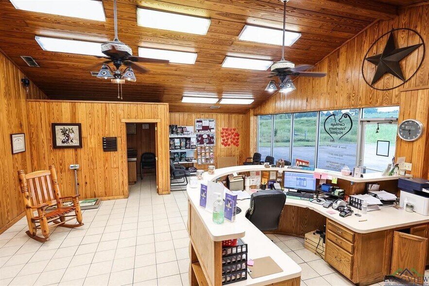 More Photos Of 1024 US Highway 59 N, Carthage Veterinarian Kennel For Sale