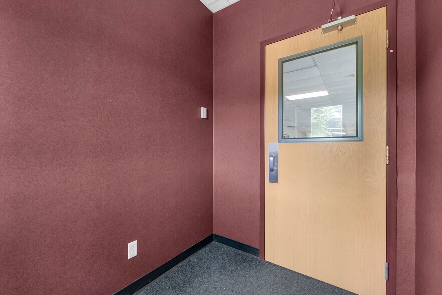 More Photos Of 8645 E Backwater Rd, North Webster Showroom For Lease