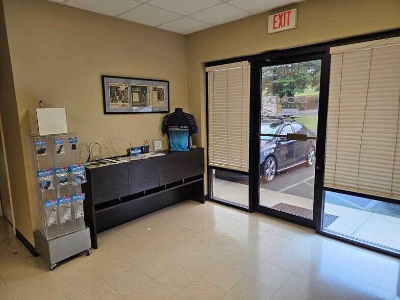 More Photos Of 1105 Old Buncombe Rd, Greenville Flex For Lease